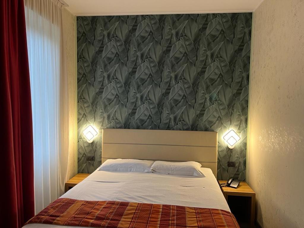 Bis Hotel Варезе Экстерьер фото