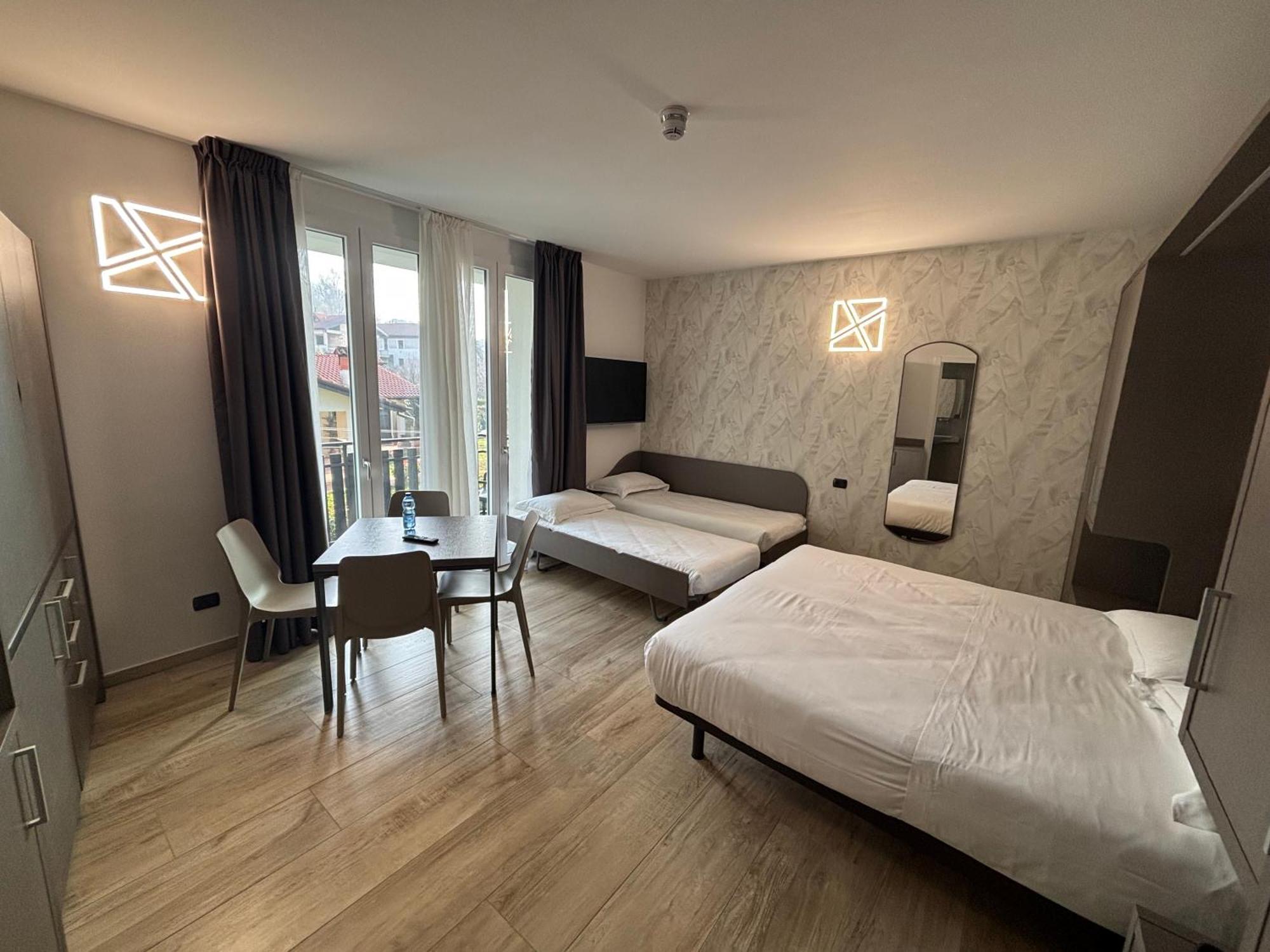 Bis Hotel Варезе Экстерьер фото