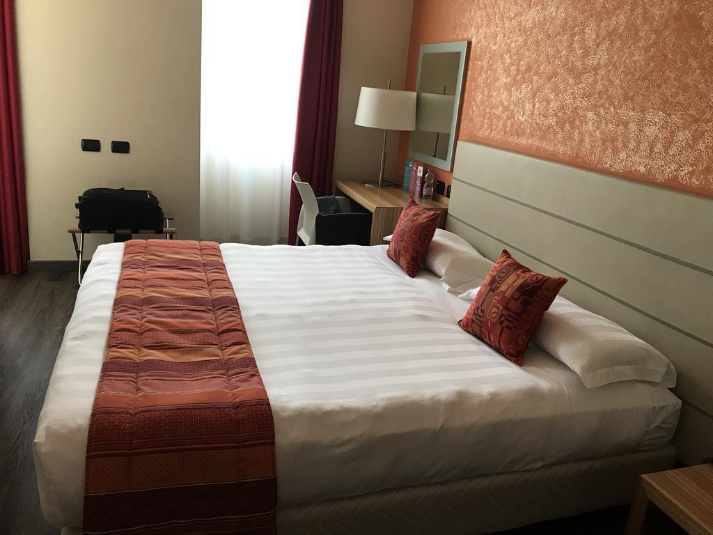 Bis Hotel Варезе Экстерьер фото
