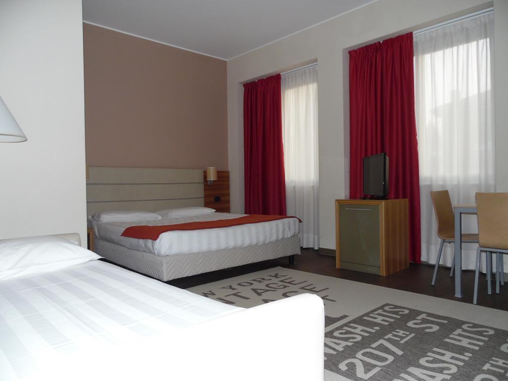 Bis Hotel Варезе Экстерьер фото