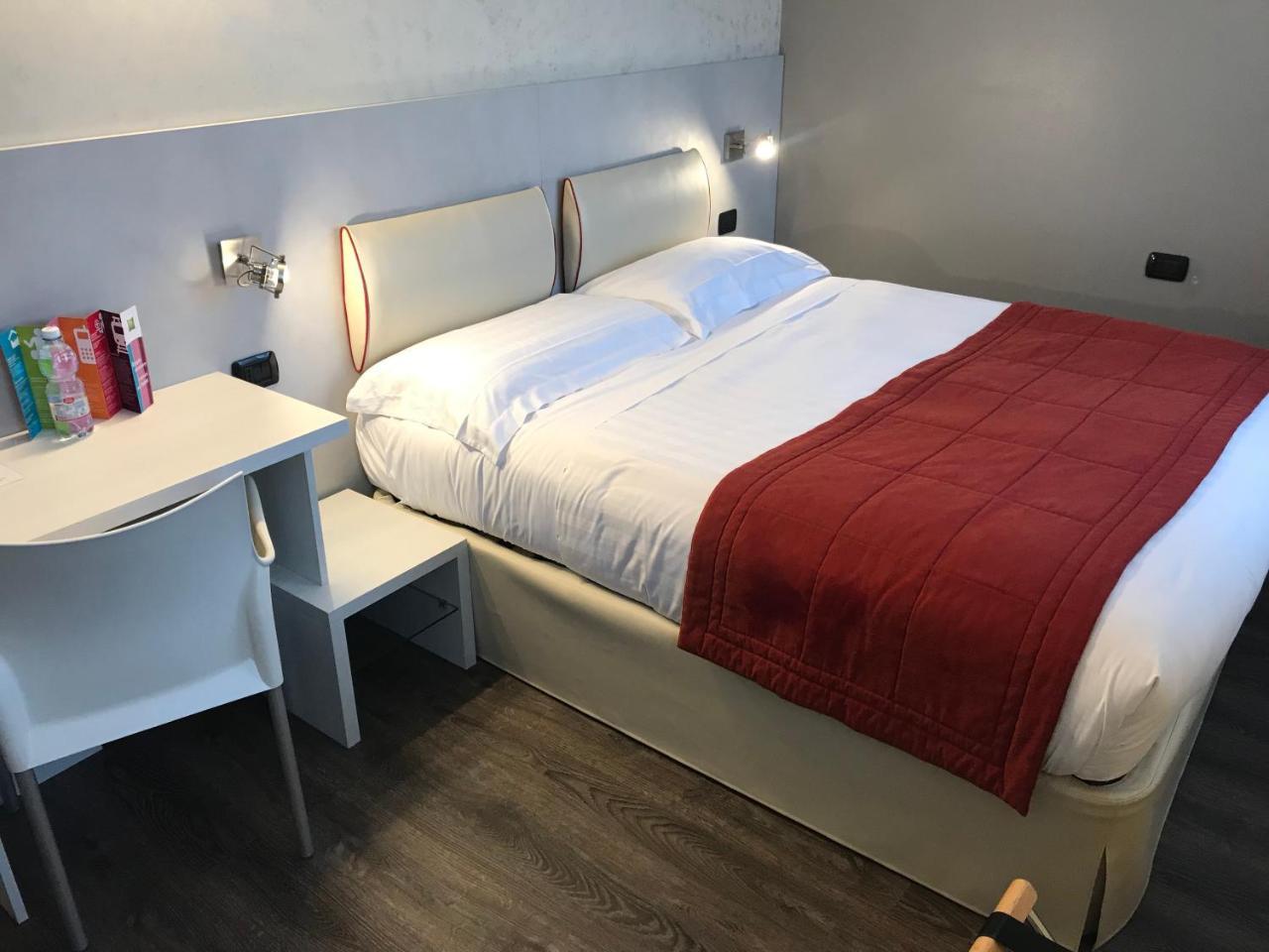 Bis Hotel Варезе Экстерьер фото